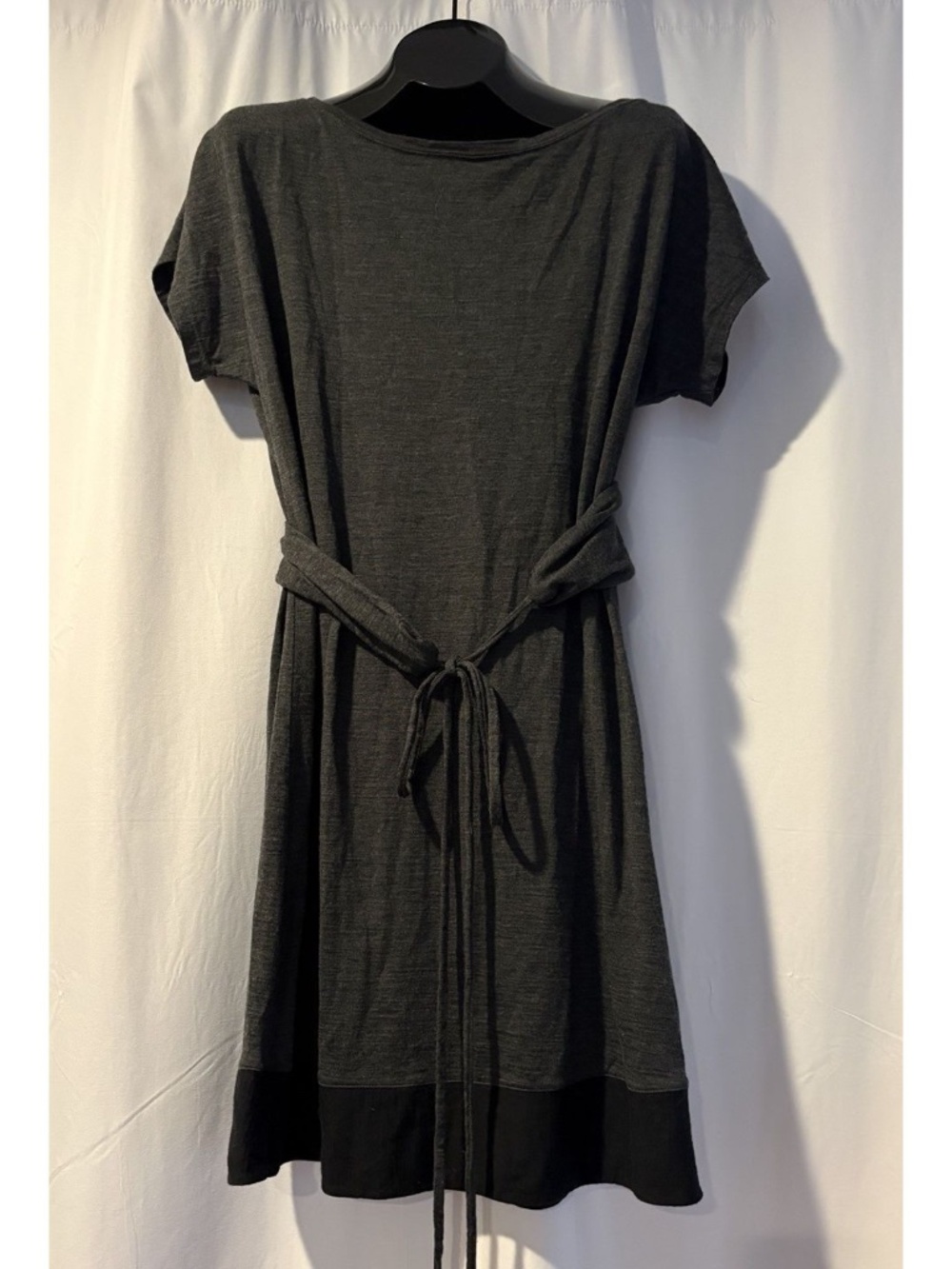 Ladies ICEBREAKER Size L Merino Wool Belted Black Gray Dress Short Sleeve
